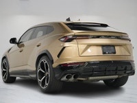 This 2022 Lamborghini Urus is a local Ontario vehicle with a clean Carfax report, combining supercar... (image 4)