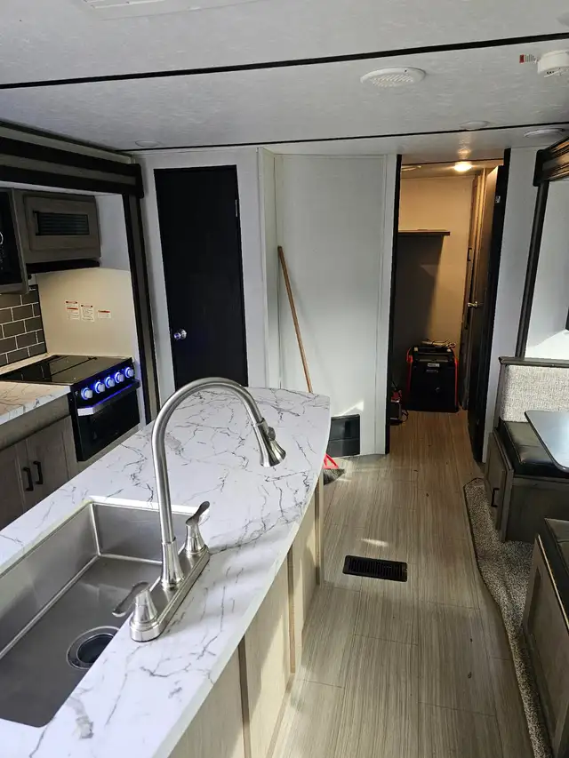 HIDEOUT RV 35 FT, 2021 Model / LEASE take over 365,- CAD mnth. in Travel Trailers & Campers in Terrace - Image 8