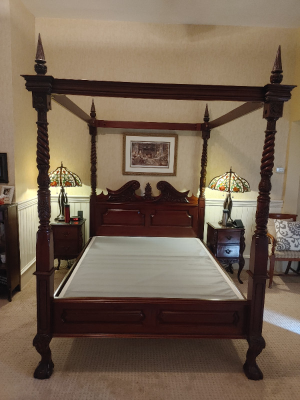Gorgeous Queen Canopy Bed in Beds & Mattresses in St. Catharines - Image 2