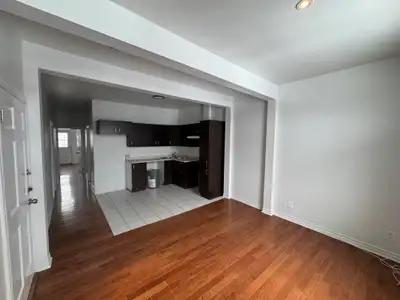 Adresse : 278 rue Rose-de-Lima, Montréal, QC H4C 2L2 Loyer mensuel : 1 500$ Option d'ajouter les éle...