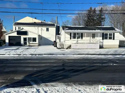 Maison style bungalow bien entretenue avec sous-sol aménagé. Belle luminosité Décor au goût du jour...