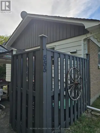 Charming bungalow in west Aurora on Wellingtonminutes to Aurora High School, parks, and the GO Stati...