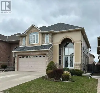 FIRST TIME OFFERED BY ORIGINAL OWNER. GOOD SIZED LOT (40X108) Quiet, family neighbourhood of detache...