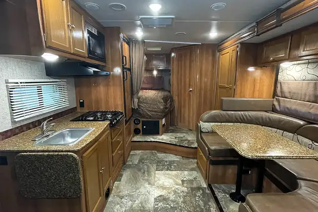 2018 Coachmen Leprechaun 220QB – Pre-Owned Class C Motorhome. in RVs & Motorhomes in Red Deer - Image 22