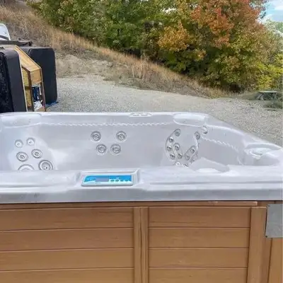 Mountain Mist Spa 46 jets ✅ 83″x83″x34″✅ 220v 2 pumps, dual speeds✅ 5-6 man tub✅ $3850.00 – (does no...