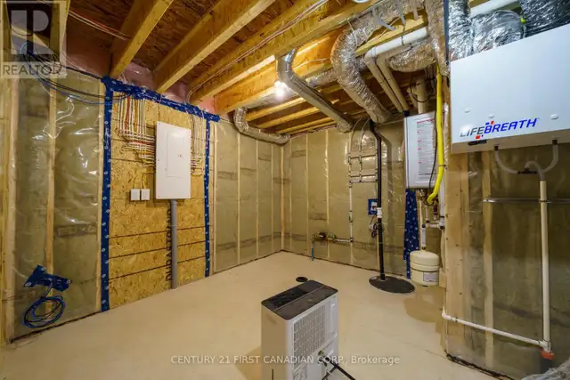 8 - 32 POSTMA CRESCENT North Middlesex (Ailsa Craig), Ontario in Houses for Sale in Grand Bend - Image 32