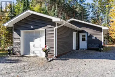 SUNDRIDGE bungalow- 2 bedrooms . Move in Ready including many upgrades (list available) including he...
