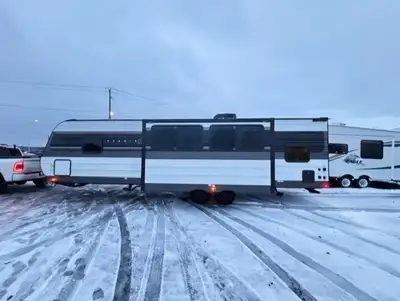 * 2025 CRUISER AVENIR 32BH * SAVE TENS OF THOUSANDS OVER NEW!! * IN IMMACULATE CONDITION * PRIVATE F...