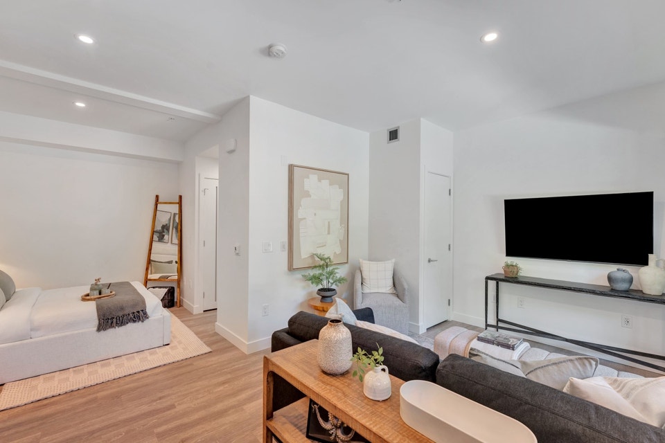 Studio Apartment for Rent - 137 East Keith Road 4
