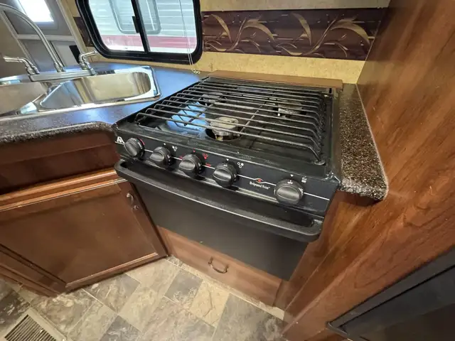 2013 ,Forest River,Lacrosse 318BHS in Travel Trailers & Campers in Kamloops - Image 13
