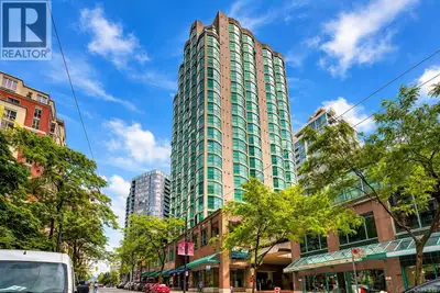 Investment opportunity at the Rosedale on Robson Suite Hotel in the heart of downtown Vancouver. Thi...