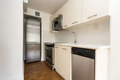 renovated bachelor, eglinton and bayview - ID 3082