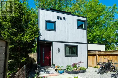 A brand-new architecturally designed laneway residence offering FULLY FURNISHED, utilities Included,...