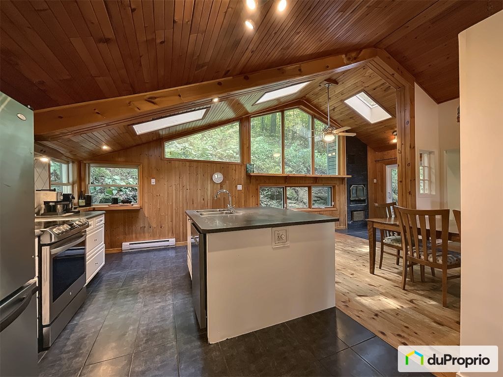 $636,500 - Split Level for sale in Bromont — photo 1
