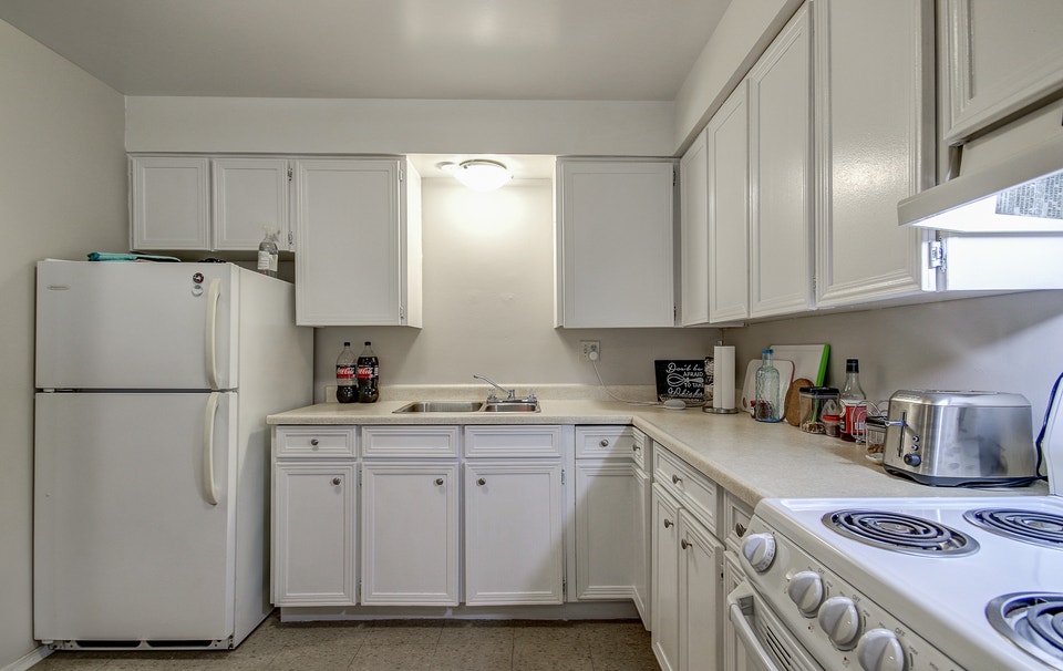 382 Queenston St. - One Bedroom Apt Available Sept 1st 4