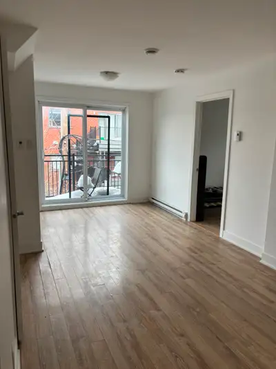 Beau 3 1/2 situé au 3e étages d'un immeuble de la Petite-Italie. Coin tranquille proche de tous les...