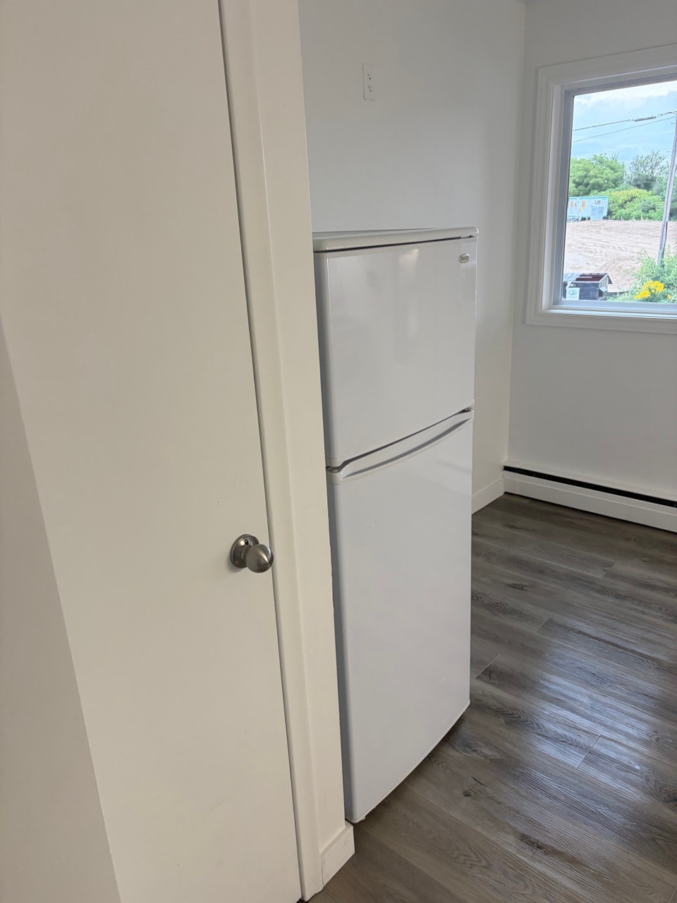 Spacious & Renovated 2 Bedroom Apartment! (Unit 4) 5
