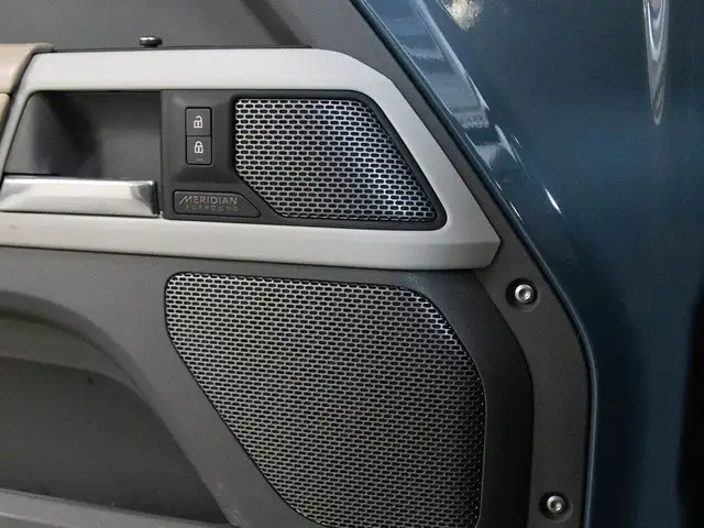 2020 Land Rover Defender P400 | HSE | 110 | MERIDIAN | 20\" WHEE in Cars & Trucks in Mississauga / Peel Region - Image 38