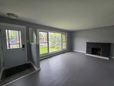 ** ALL INCLUSIVE *** 3 bdrm upper, corner lot, 2 entrances