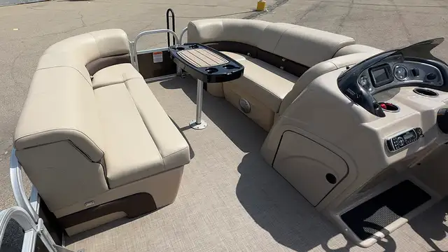 2019 Sun Tracker Party Barge 22 DLX -used pontoon boat in Powerboats & Motorboats in Prince Albert - Image 12