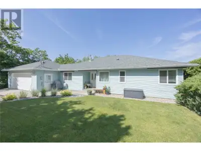 PRIVATE SETTING WITH FLEXIBLE LIVING SPACE!! Backed by natural greenery with panoramic valley views...