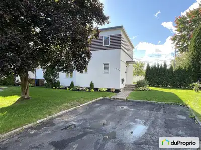 Maison en rangée à 2 étages, située dans un quartier paisible mais à proximité de tous les services...