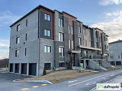 Traduction automatique Ce condo moderne et lumineux, construit en 2021, offre un aménagement unique...
