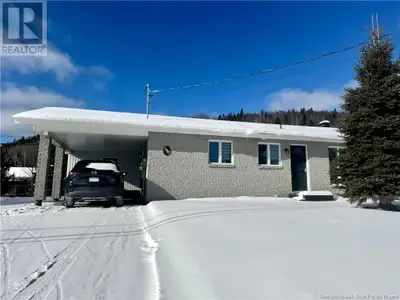 Découvrez ce charmant bungalow de deux chambres, idéalement situé et récemment rénové pour répondre...