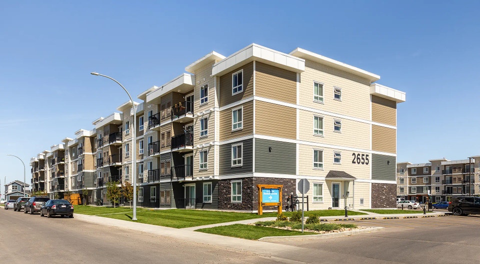Pet-Friendly Three Bedroom Two Bath with In-suite Laundry for Re 2