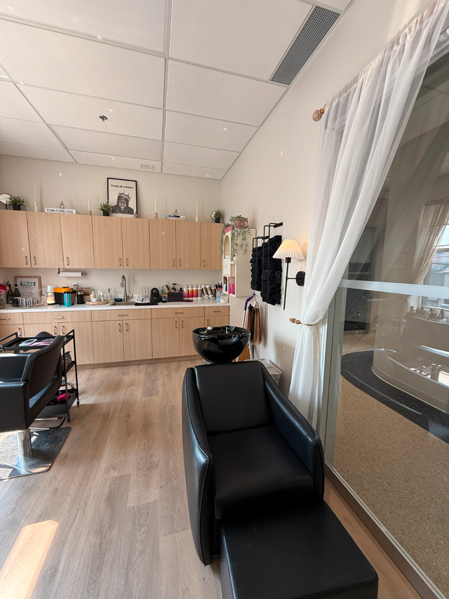 Private Hair Salon Chair for Rent Part - Time, OSSINGTON in Hair Stylist & Salon in City of Toronto - Image 2