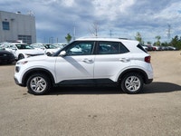 This Hyundai Venue boasts a Regular Unleaded I-4 1.6 L/98 engine powering this Variable transmission... (image 1)