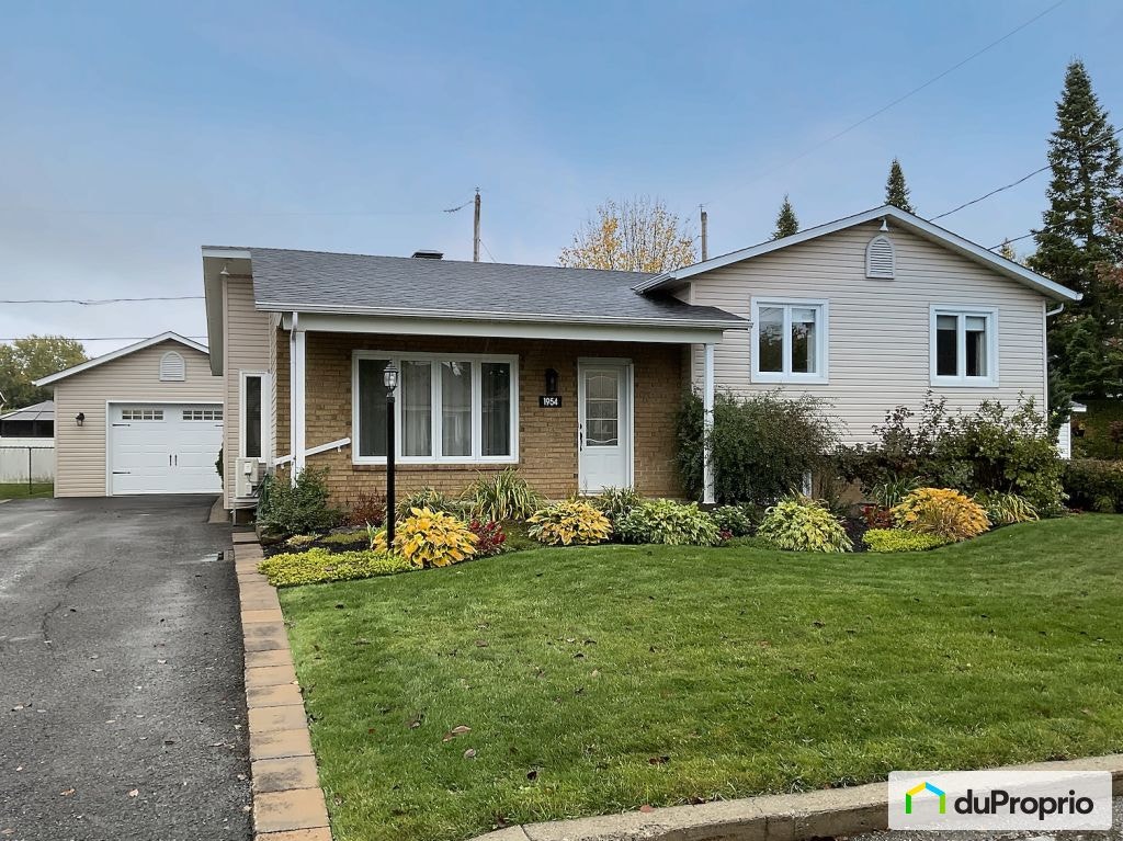 $759,000 - Bungalow for sale in Ste-Julie — photo 1