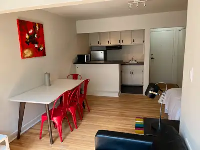 Superbe studio 1 1/2, Rénové, meublé ! WIFI, Libre