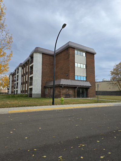 Located right behind Red Deer Resort & Casino, this modest-sized bachelor suite offers a prime locat...