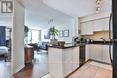802 - 18 STAFFORD STREET Toronto (Niagara), Ontario 2