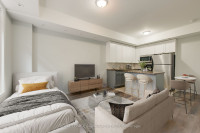 End Unit Bachelor Townhome In The Heart Of Queen West!