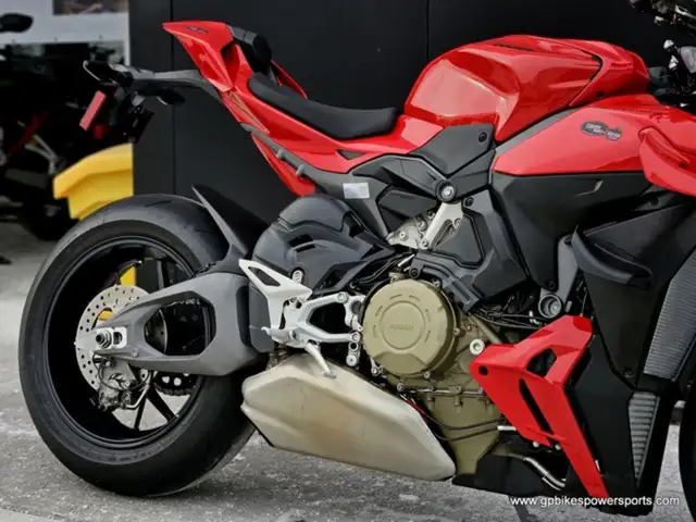 2025 Ducati Streetfighter V4 Ducati Red in Sport Bikes in Oshawa / Durham Region - Image 11