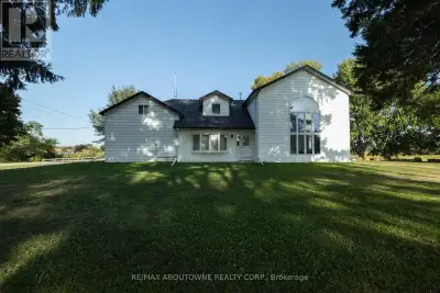 Charming Farm in Ancaster: Step into countryside living with this exceptional 44.76-acre farm, featu...
