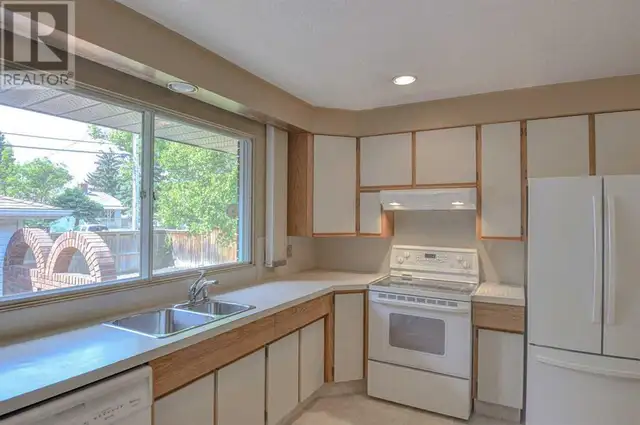 4043 Dalarna Bay NW Calgary, Alberta62864758699137124