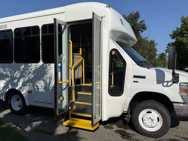 2016 Ford E-350 Econoline Super Duty 8 Passenger Wheelchair Acce in Heavy Trucks in City of Montréal - Image 13