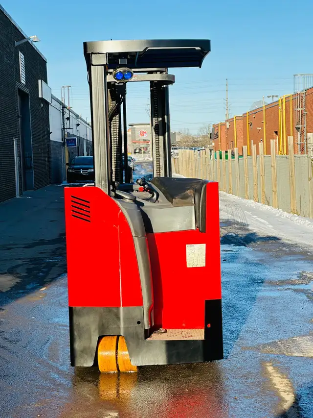 2017 RAYMOND DOCK STOCKER STAND UP FORKLIFT 3500LBS CAP 3 STAGE  in Heavy Equipment in Mississauga / Peel Region - Image 5