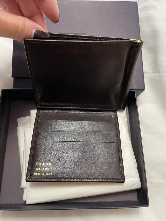 Prada wallet authentic in Women's - Bags & Wallets in Markham / York Region - Image 4