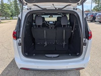 The 2026 Chrysler Pacifica Select offers a stylish, versatile, and family-friendly driving experienc... (image 5)