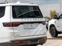 Welcome to 400 Chrysler Dodge Jeep Ram. Experience full-size luxury and capability with this 2022 Je... (image 6)