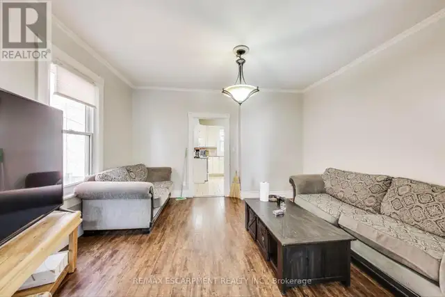 8 MADISON AVENUE Hamilton (Gibson), Ontario in Houses for Sale in Hamilton - Image 7