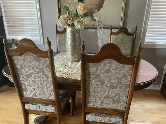 Dining room table hutch and chairs in Dining Tables & Sets in Markham / York Region - Image 3