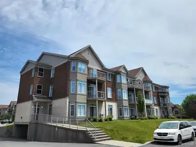 Grand appartement à 2 chambres à coucher, 1,018 pc à Brossard