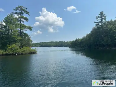 Ce terrain boisé de 1,08 acre est idéal pour la construction d'une maison ou d'un chalet. Il est hau...