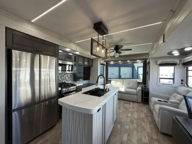 2025 Crossroads RV Redwood Regency 3721FDB Roulotte de parc 2025 in RVs & Motorhomes in Lanaudière - Image 7