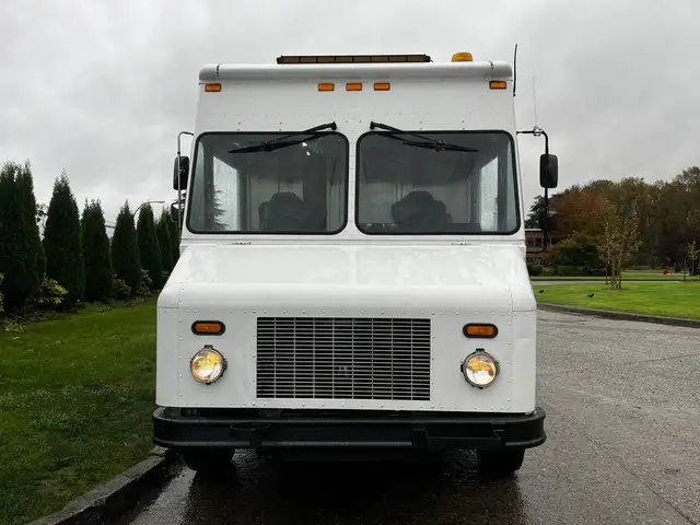 2005 Morgan Olson Workhorse 14 Foot Step Van with Shelving in Heavy Trucks in City of Montréal - Image 4